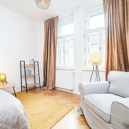 Amazing Two-bedroom With Terrace Praga